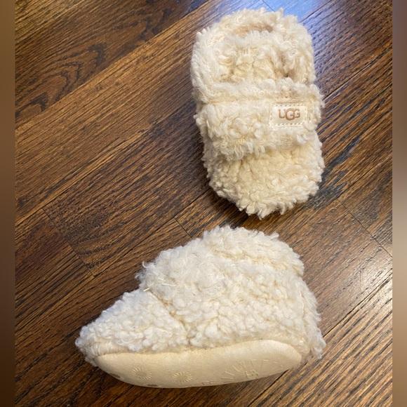 UGG- 0/1 baby booties lined infant size fuzzy velcro strap slippers pre-walkers - Picture 3 of 16